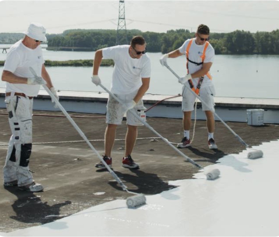 Werkzaamheden aan dakcoating bij zonnepanelen